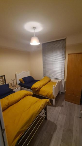 Entire 2 Bedroom Home/Flat In London, Central Line